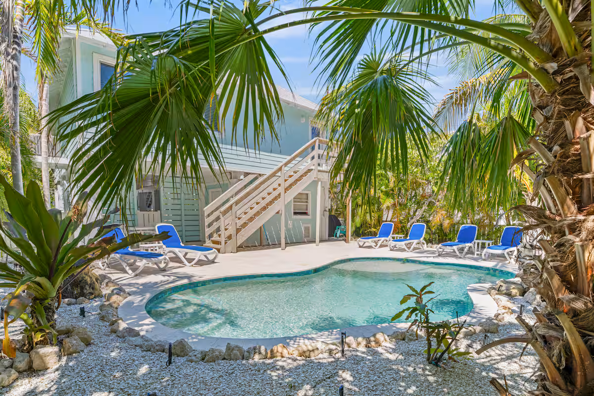 Starfish Cottage w/heated Pool in PRIME Location